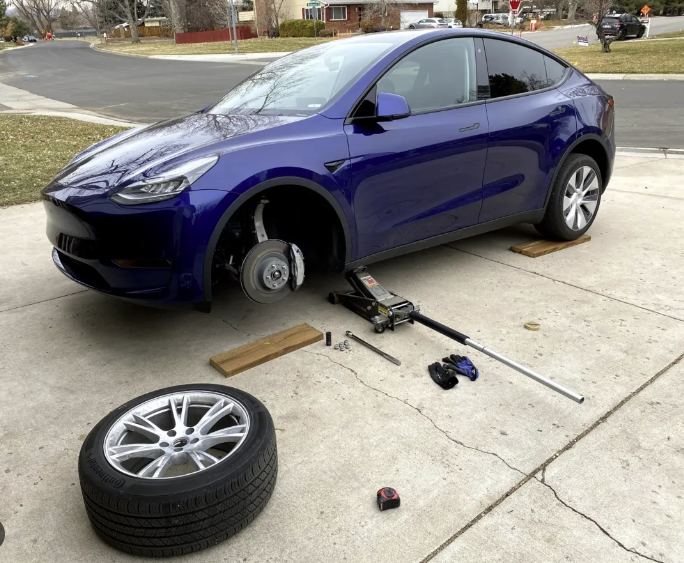 WHAT HAPPENS IF YOUR TESLA GETS A FLAT TIRE?? It’s Easy If You Do It Smart